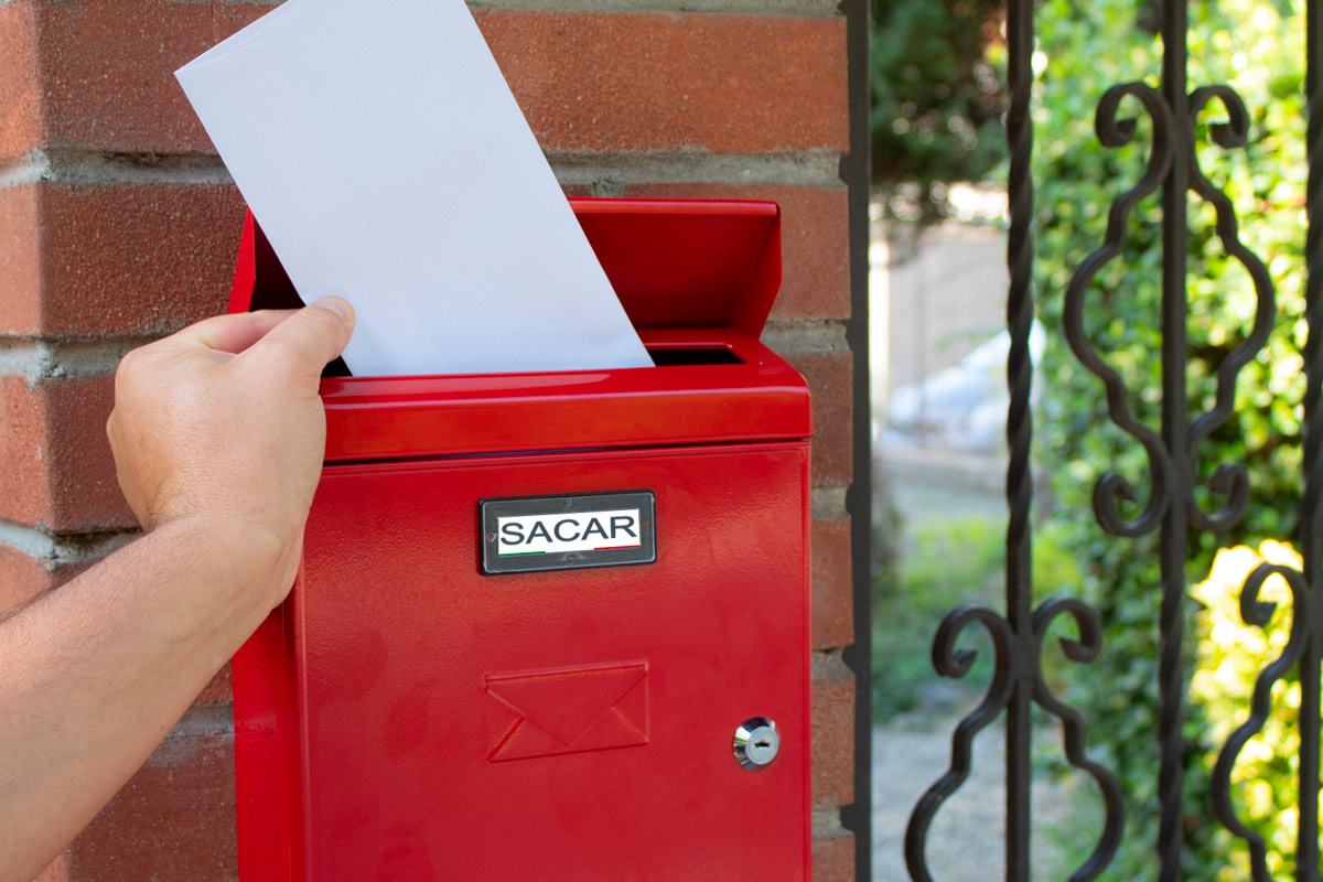 Cassetta postale Sacar  In lamiera leggera e semplice da installare