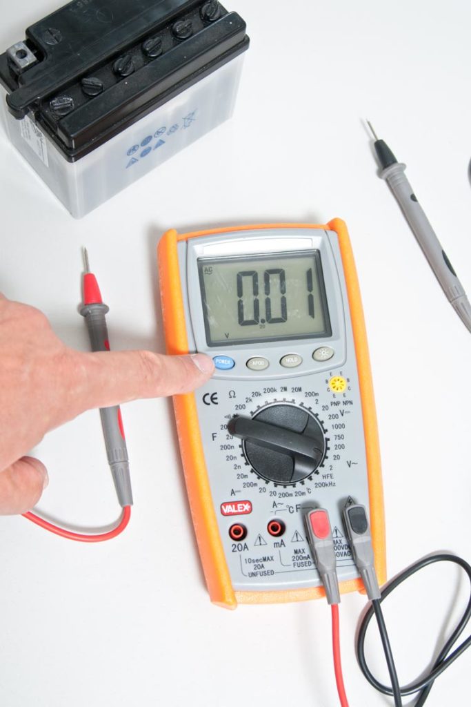 elettricista opera tester misurazione voltaggio e attuale di